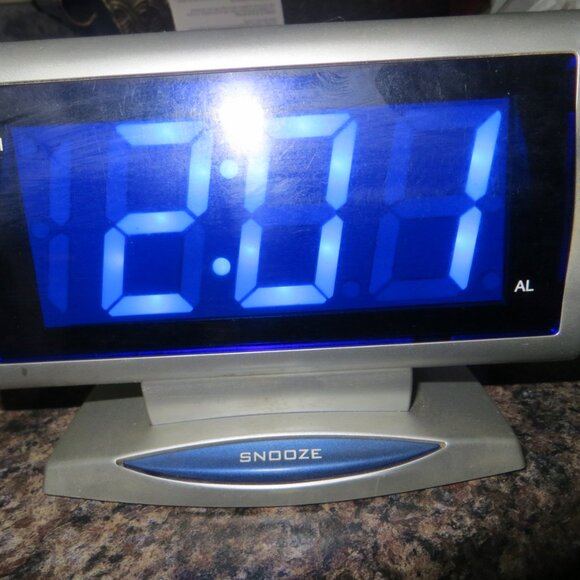 Large Number Digital Alarm Clock with Battery Backup - Picture 1 of 5